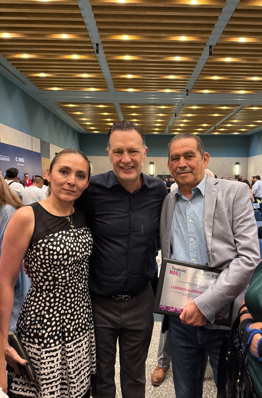 Entrega de reconocimiento por 40 años de servicio docente
